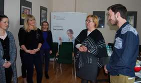 Pokaż zdjęcie: Spotkanie Jaśka Meli - prezes Fundacji „Poza Horyzonty” z dyrektor Martą Mordarską i pracownikami Oddziału Małopolskiego
