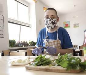 Pokaż zdjęcie: Zajęcia kulinarne dla osób z niepełnosprawnością prowadzone w Ośrodku Terapii Zajęciowej „ISKRA”.