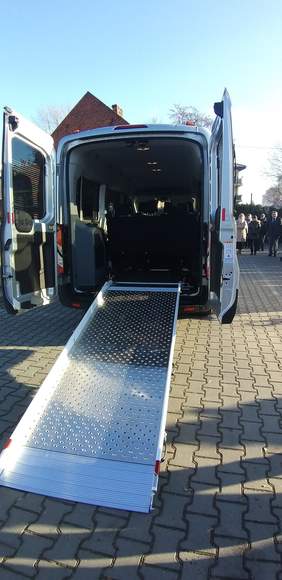 Pokaż zdjęcie: Nowoczesny  9-osobowybus z podjazdami dla wózków inwalidzkich będzie woził osoby z niepełnosprawnościami z Opolszczyzny