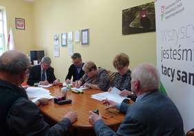 Pokaż zdjęcie: podpisanie umowy na zdjęciu: pełnomocnicy Polskiego Towarzystwa Stwardnienia Rozsianego Oddział w Sieradzu i pełnomocnicy Oddziału w Koninie oraz pełnomocnicy Funduszu