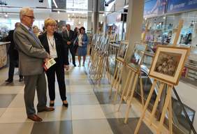 Pokaż zdjęcie: Minister Krzysztof Michałkiewicz oraz dyrektor Marta Mordarska zwiedzają wystawę