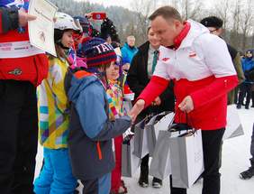 Pokaż zdjęcie: Prezydent Andrzej Duda podczas wręczania nagród zawodnikom