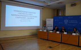 Pokaż zdjęcie: Prelekcja prezes Teresy Jaros - Ligaszewskiej (Stowarzyszenie "Nadzieja")
