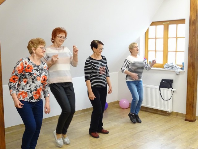 Pokaż zdjęcie: Cztery seniorki wykonujące ćwiczenia fizyczne