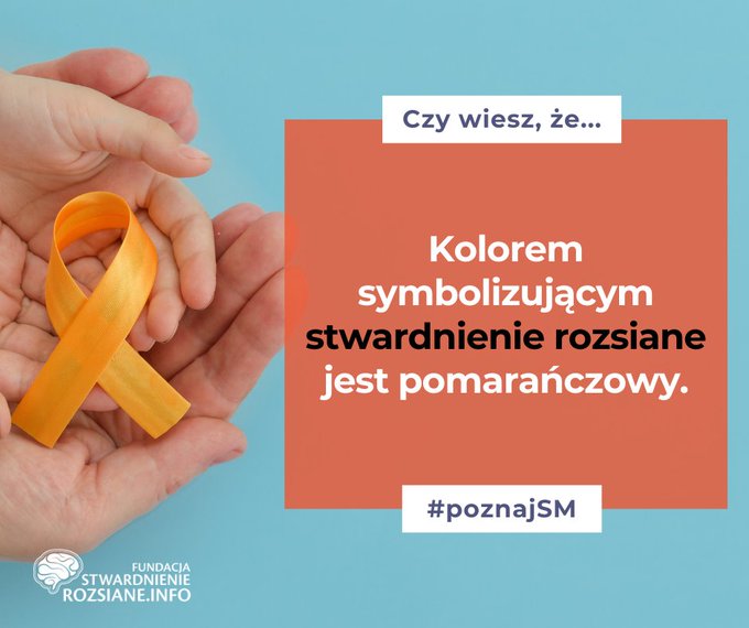 po lewej stronie: na dłonaich wstażeczka w kolorze pomarańczowym, na środjku: pomarańczowa tablica  napisem: Czy wiesz, że: kolorem symbolizującym stwardnienei rozsiane jest pomarańczowy