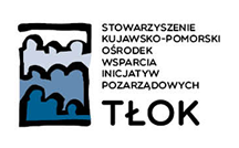 Logo TŁOK-u - po lewej stronie : grafika w różnych odcieniach koloru niebieskiego, symbolizująca ludzi, siedzących blisko siebie, w trzech rzędach, a obok nazwa Stowarzyszenie Kujawsko-Pomorski Ośrodek Wsparcia Inicjatyw Pozarządowych TŁOK