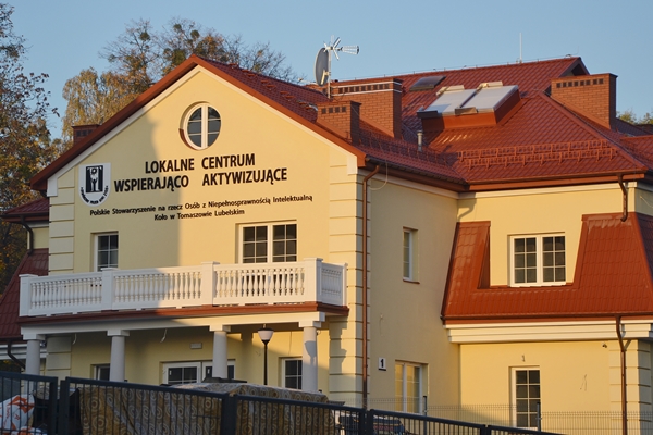 Pokaż zdjęcie: Budynek Lokalnego Centrum Wspierająco-Aktywizującego,fot.PSONI Tomaszów Lub.