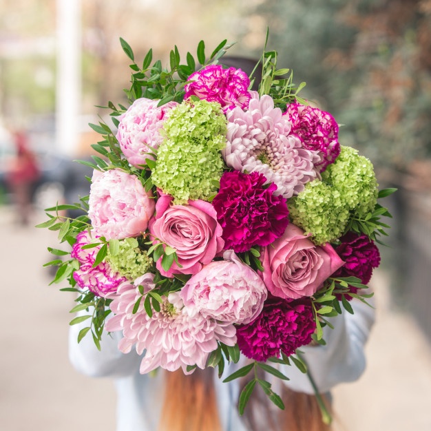 Pokaż zdjęcie: elegancki-bukiet-rozowo-fioletowych-kwiatow-z-ozdobnymi-zielonymi-liscmi