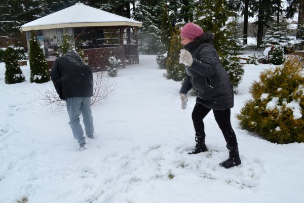 Pokaż zdjęcie: Uczestnicy WTZ podczas zabaw na śniegu,fot.WTZ Janowica