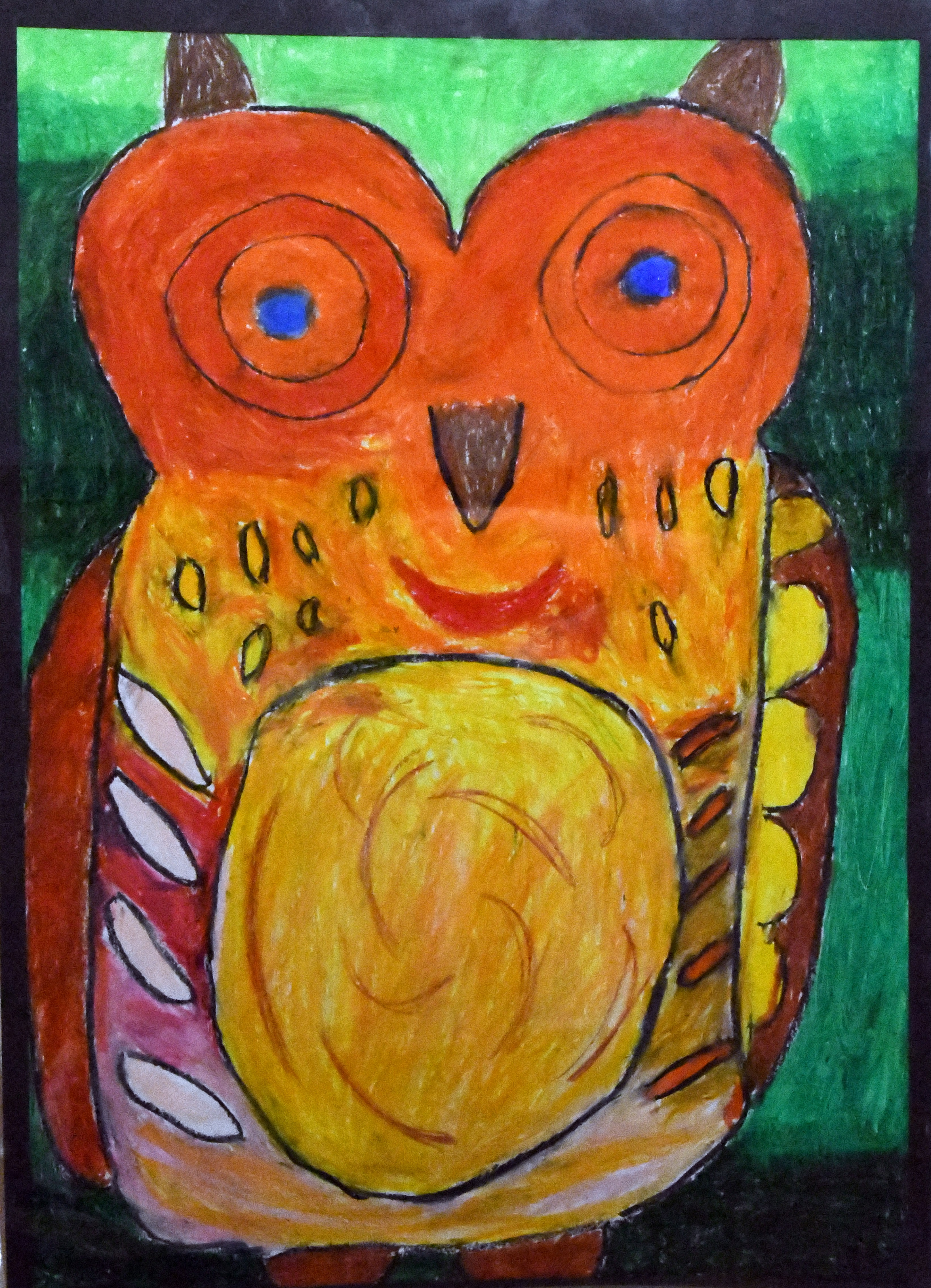 Rysunek przedstawia sowę w bardzo luźniej interpretacji autora. Sowa ma wielkie oczy oraz „ludzki” nos i uśmiechnięte usta.