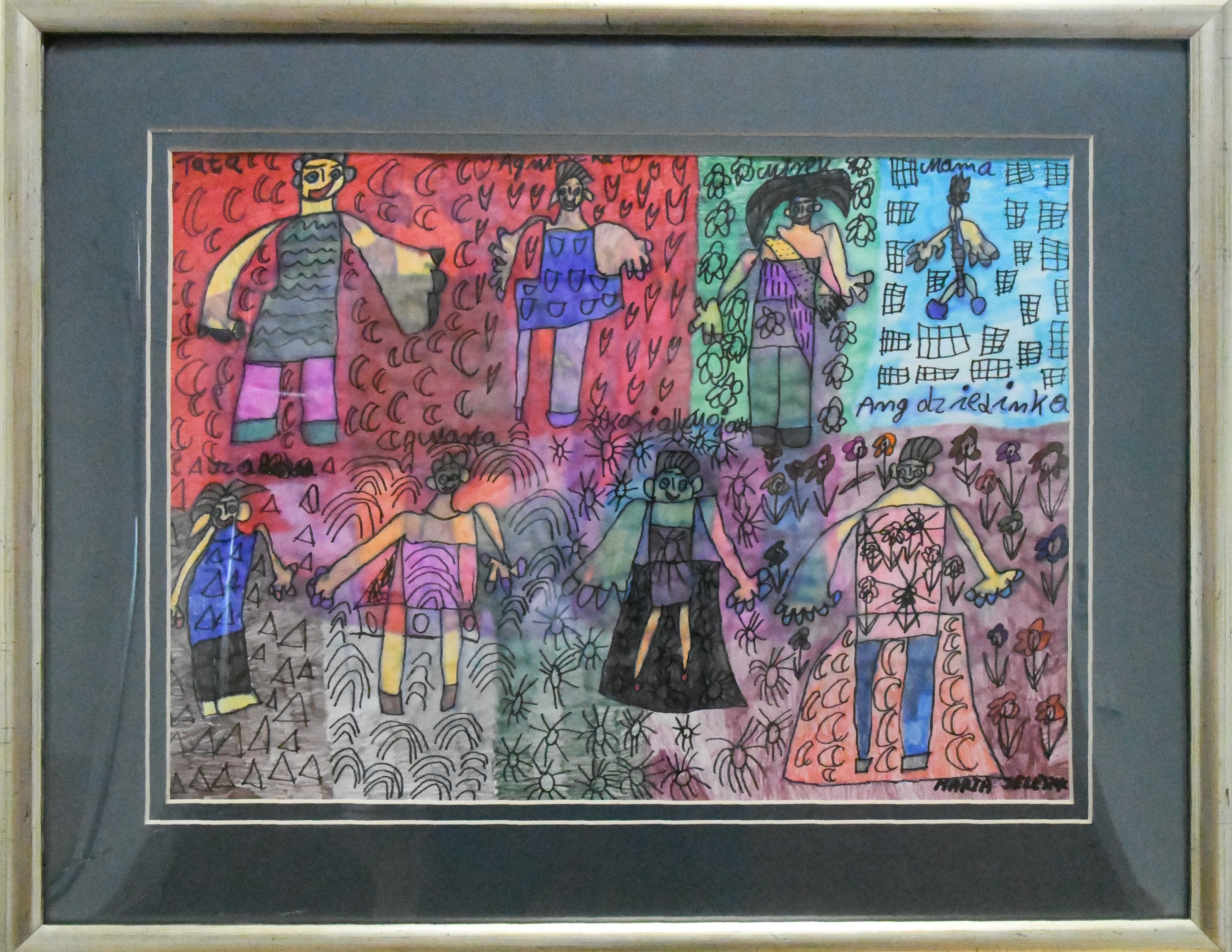 Plan rysunku podzielony na osiem prostokątów o nieregularnych wymiarach. Każdy prostokąt ma inne tło wypełnione nieregularnymi znakami graficznymi. Na tym tle bardzo uproszczone sylwetki osób.