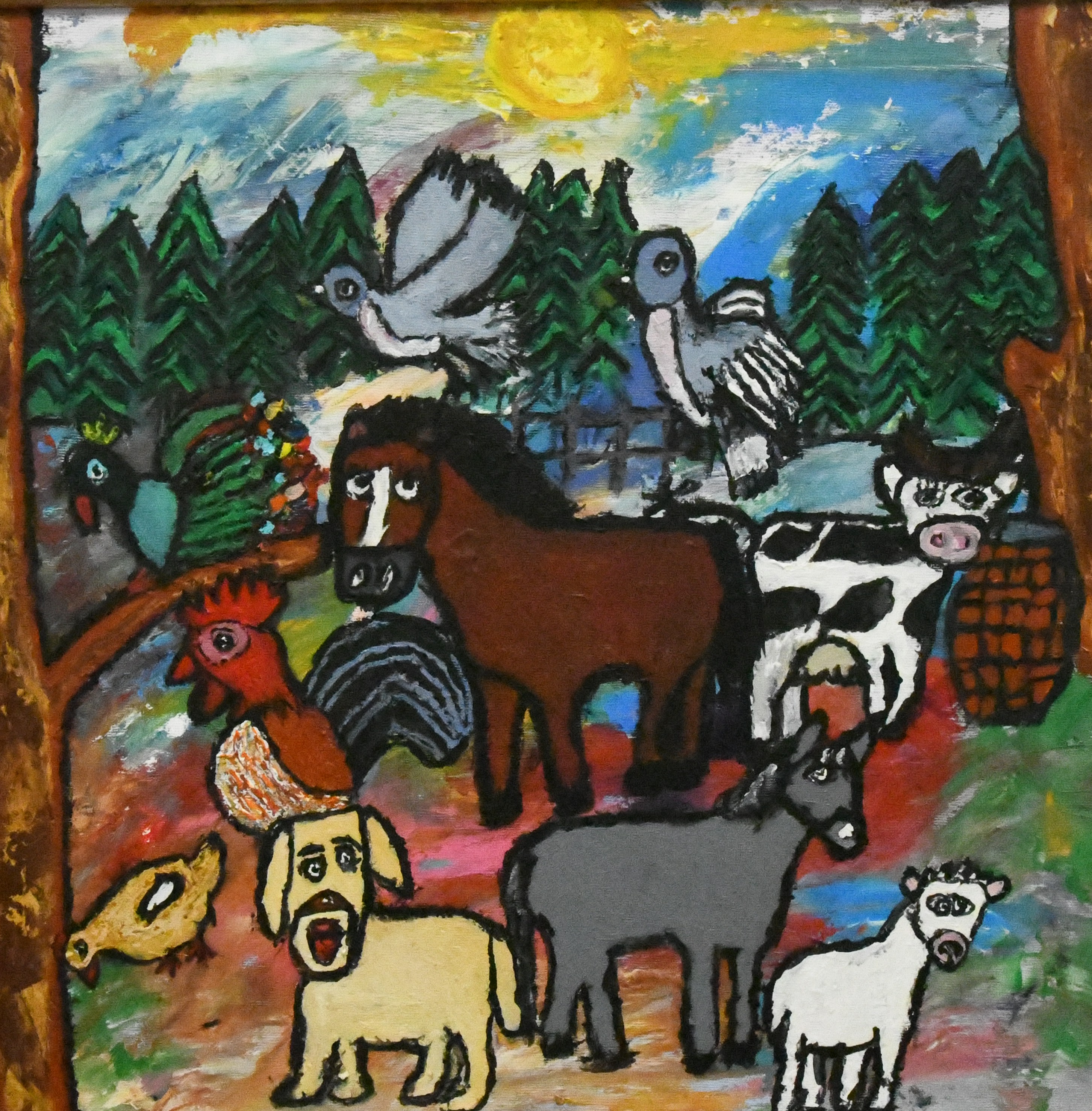 Bardzo wielobarwny obraz przedstawiający uproszczone sylwetki zwierząt domowych. Wśród nich na tle lasu oraz rozświetlonego nieba słońca ptaki.