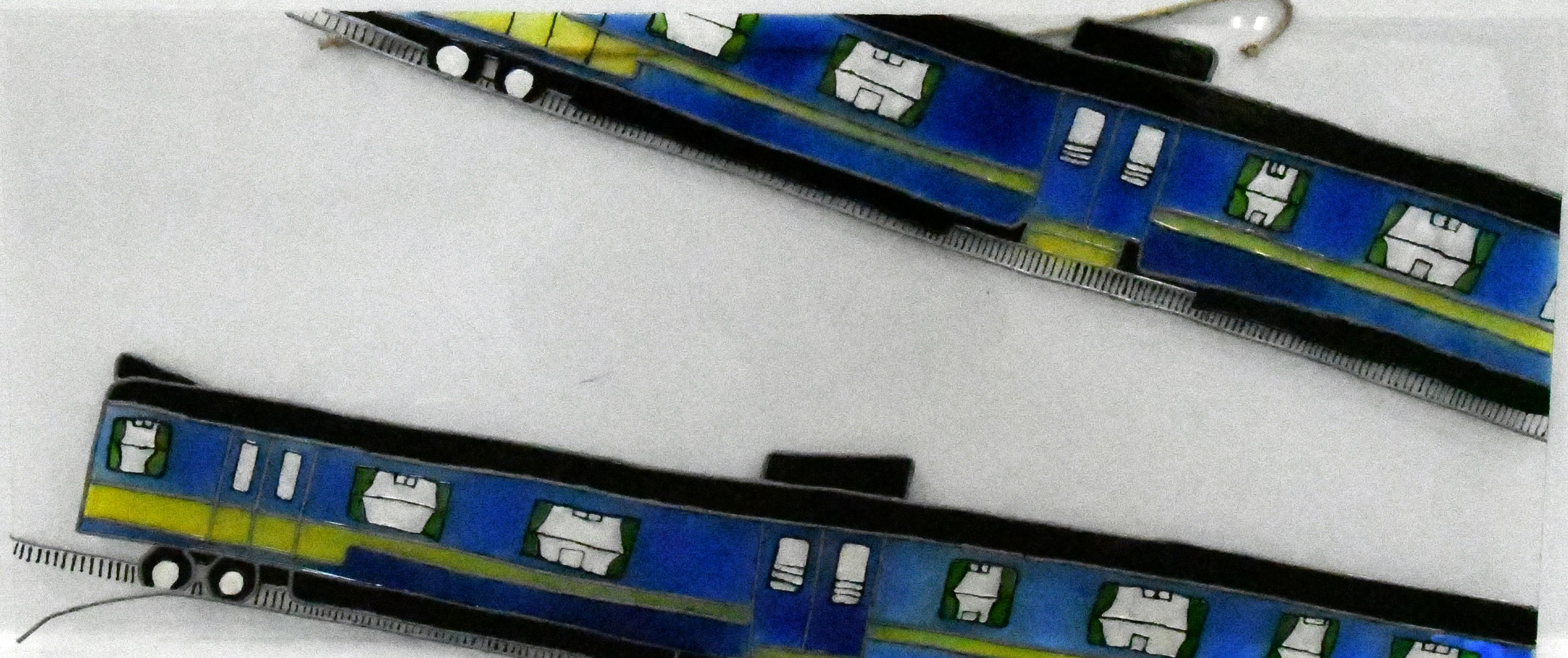 Obraz namalowany na przezroczystej pleksi. Obraz przedstawia dwa szybkobieżne pociągi w ruchu.