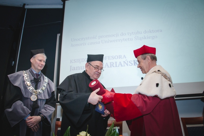 Pokaż zdjęcie: Wręczenie dyplomu nadającego tytuł doktora honorowego ks. prof. Januszowi Mariańskiemu