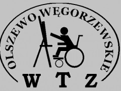 Pokaż zdjęcie: W półkolu napis: ,,WTZ Olszewo Węgorzewskie’’ na szarym tle, w środku napisu osoba na wózku inwalidzkim, która maluje obraz na sztaludze.