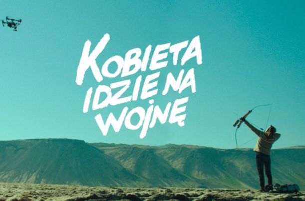 Pokaż zdjęcie: Plakat promujący film pt. „Kobieta idzie na wojnę”