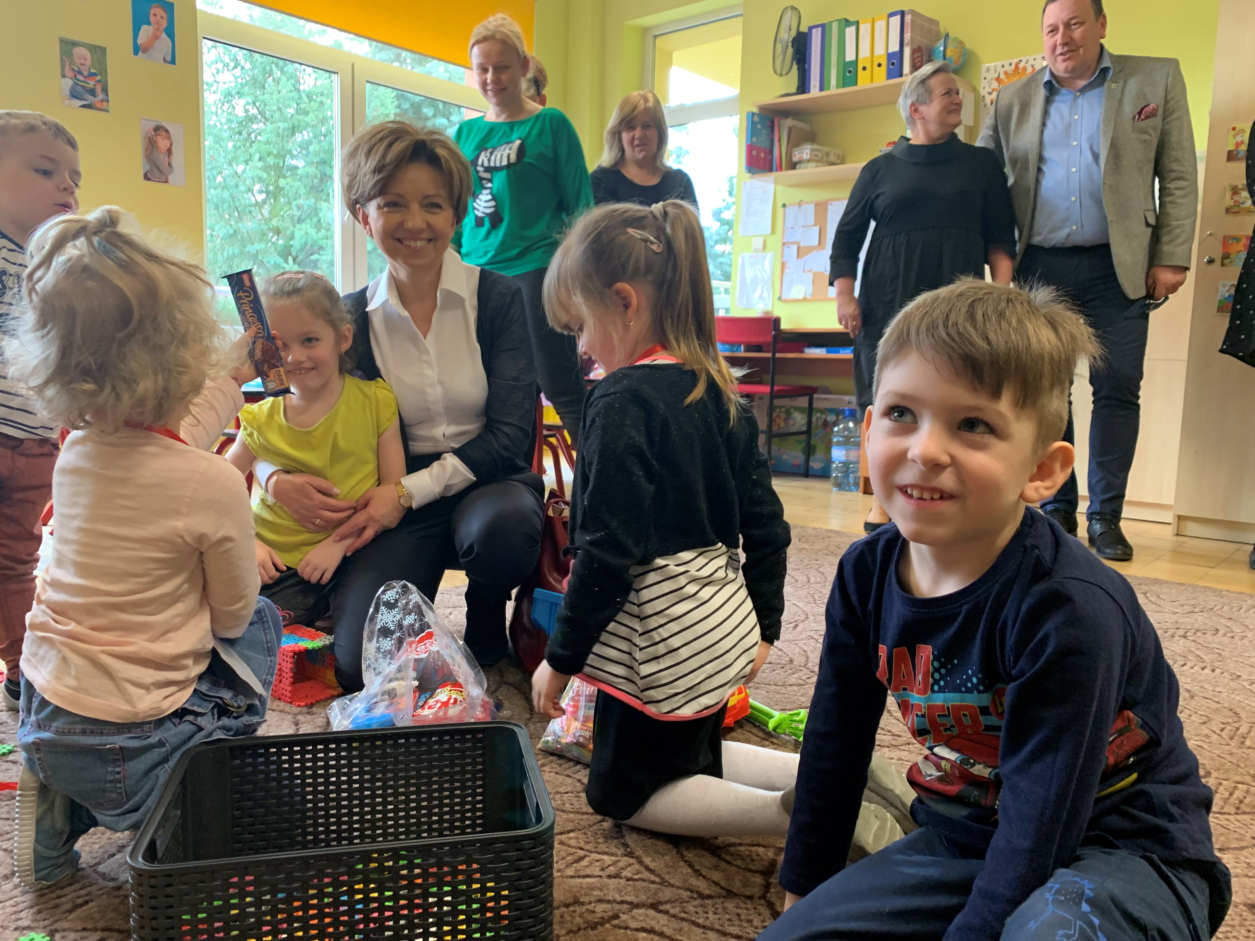 Prezes PFRON Marlena Maląg spotyka się z podopiecznymi Milickiego Stowarzyszenia Przyjaciół Dzieci i Osób Niepełnosprawnych Prezes Marlena Maląg wśród dzieci z ośrodka.