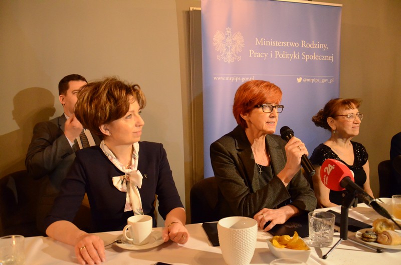 od lewej : Marlena Maląg ,Prezes Zarządu PFRON, Elżbieta Rafalska,Minister Rodziny, Pracy i Polityki Społecznej 