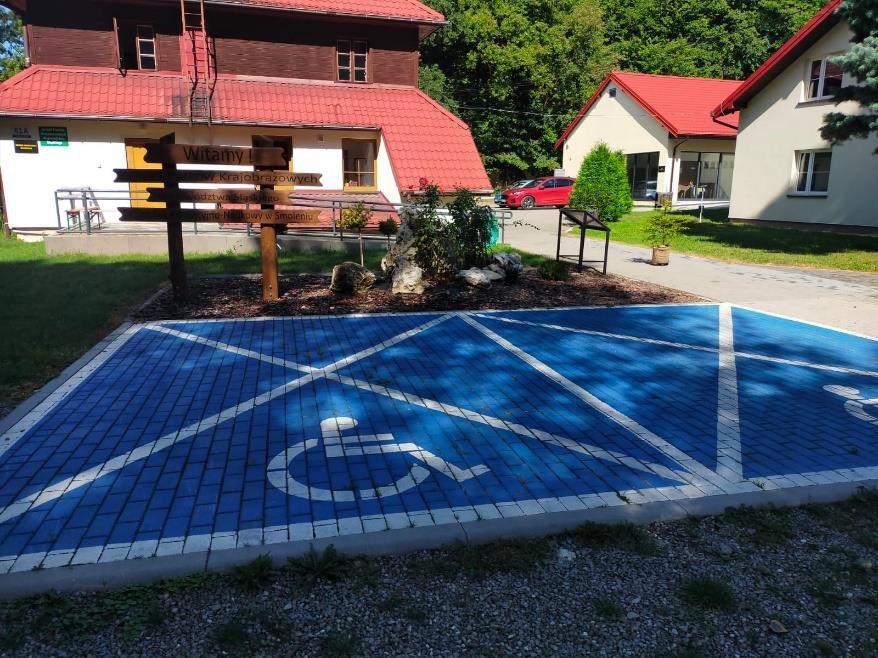 Miejsca parkingowe przy Ośrodku Edukacyjno–Naukowym w Smoleniu. Wyznaczone dwa miejsca parkingowe przy budynku Ośrodka Edukacyjno-Naukowego w Smoleniu.