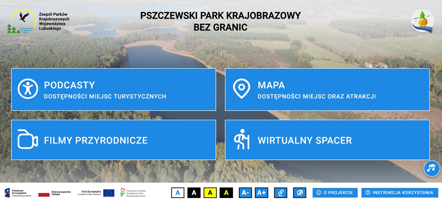 Zrzut ekranu pokazujący aplikację „Pszczewski Park Krajobrazowy bez granic”. Na środku 4 niebieskie kafle przekierowujące na odpowiednie części: Podcasty, Mapa, Filmy przyrodnicze oraz Wirtualny spacer. W tle widok jeziora i lasu z lotu ptaka. U góry nazwa aplikacji, logotypy parku. Na dole logotypy unijne i PFRON, przyciski ułatwiające dostępność strony, informacje o projekcie i instrukcja korzystania. 