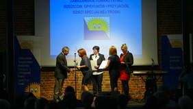 Wrczęczenie Statuetki Uśmiech Dziecka - Dyrektorowi Śląskiego Oddziału PFRON Janowi Wrońskiemu