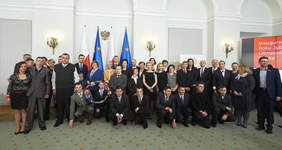 Pokaż zdjęcie: Zbiorowe zdjęcie uczestników uroczystości / Fot. Adam Nurkiewicz Olimpiady Specjalne Polska