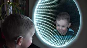 Pokaż zdjęcie: uczestnik projektu Z AMI Krokiem do przodu podczas terapii