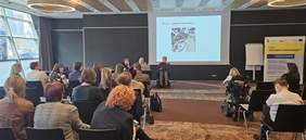 Pokaż zdjęcie: Eksperci zakresu dostępności architektonicznej Anna Banach-Zdziarska i Agata Spała-Zakrzewska w trakcie prezentacji.