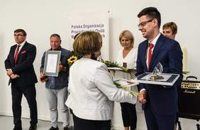Pokaż zdjęcie: Statuetkę w kategorii "Lodołamacz Instytucja" wręczała Dyrektor Kujawsko-Pomorskiego Oddziału PFRON Aleksandra Gierej