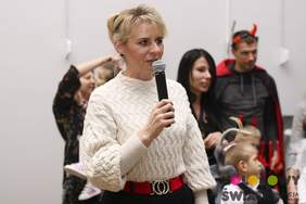 Pokaż zdjęcie: Izabela Jachim-Kubiak, prezes zarządu Fundacji Kolorowy Świat składa podziękowania za przygotowanie jasełek