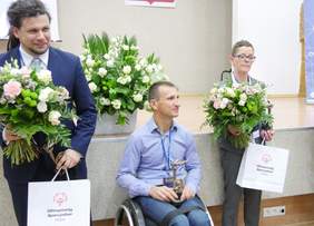 Pokaż zdjęcie: Laureaci statuetek „Pochodnia im. Profesora Jana Dziedzica” (od lewej: Łukasz Szeliga, Rafał Szumiec, Halina Andrzejak)