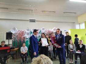 Pokaż zdjęcie: Starosta Aleksandrowski Lidia Zwierzchowska oraz Wicestarosta Aleksandrowski Adam Potaczek także przekazali pamiątkowy grawer oraz bon na słodycze dla pacjentów Zakładu