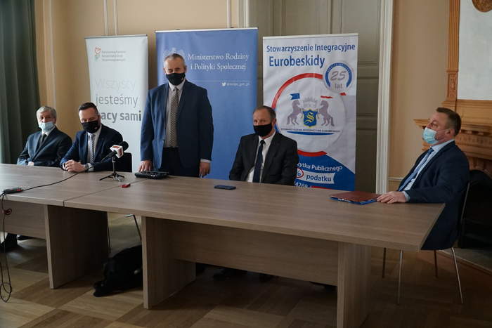 Pokaż zdjęcie: Konferencja prasowa w Łodygowicach