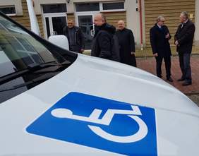 Pokaż zdjęcie: Samochód jest przystosowany do przewozu osób z niepełnosprawnościami 