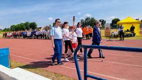 Pokaż zdjęcie: Reprezentacja zawodników wnosi znicz olimpijski