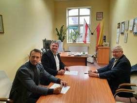 Pokaż zdjęcie: Podpisywanie umowy na przyznanie drugiej transzy środków finansowych w ramach programu „Aktywny Samorząd”