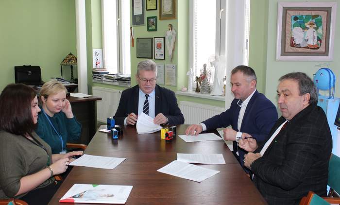 Pokaż zdjęcie: Przedstawiciele PFRON: Anna Sigłowy, Małgorzata Żywicka, Jerzy Dębski, przedstawiciele Powiatu Opolskiego: Dariusz Piotrowski, Janusz Złotucha