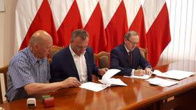 Pokaż zdjęcie: podpisanie umowy z powiatem sandomierskim 