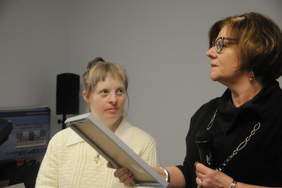 Pokaż zdjęcie: Dyrektor Oddziału Aleksandra Gierej wręcza nagrodę laureatce konkursu plastycznego Alicji Popławskiej