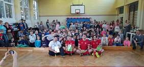 Pokaż zdjęcie: Krakowscy piłkarze z klubu Tyniecka Nie Widzę Przeszkód odwiedzili dzieci i młodzież w Szkole Podstawowej z Oddziałami Integracyjnymi nr 12 im. Janusza Korczaka w Krakowie