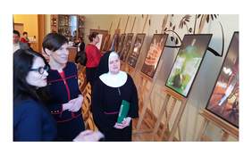 Pokaż zdjęcie: Zwiedzanie wystawy pt.: „Malowanie światłem” przez Dorotę Habich, p.o. Prezesa Zarządu PFRON, Annę Skupień, dyrektora Oddziału Wielkopolskiego PFRON oraz Siostrę Grażynę Koźlik, prezesa Spółdzielni Socjalnej „Talent" z Szamotuł