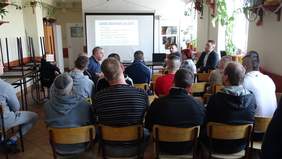 Uczestnicy spotkania w trakcie ożywionej dyskusji.