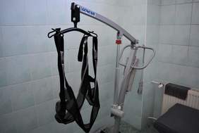 Pokaż zdjęcie: Na zdjęciu widoczny podnośnik