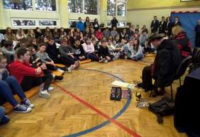 Pokaż zdjęcie: Spotkanie uczniów Szkoły Podstawowej z Oddziałami Integracyjnymi nr 12 w Krakowie z artystą Stanisławem Kmiecikiem