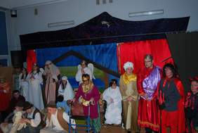 Uczestnicy spotkania Bożonarodzeniowego w WTZ Caritas w Ropczycach