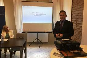 Pokaż zdjęcie: Wystąpienie Bartosza Marczuka Wiceministra Rodziny, Pracy i Polityki Społecznej podczas spotkania konsultacyjnego w Słupcy