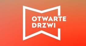 Pokaż zdjęcie: Na grafice możemy dostrzec drzwi, które są otwarte i jednocześnie przypominają otwartą książkę, wewnątrz której umieszczony został napis: „OTWARTE DRZWI”.