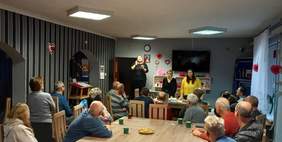 Pokaż zdjęcie: Uczestnicy spotkania informacyjnego w Oddziale Wielkopolskim Polskiego Związku Głuchych, prowadzonego przez przedstawicieli Oddziału Wielkopolskiego PFRON