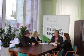 Pokaż zdjęcie: Przedstawiciele Fundacji Szlachetne Zdrowie, Barbara Sadowska - Burlita Specjalista ds. wsparcia i współpracy z NGO's, Jerzy Dębski Dyrektor Oddziału Lubelskiego PFRON