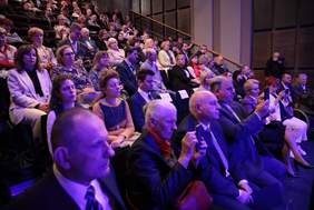 Pokaż zdjęcie: Zdjęcie publiczności na sali koncertowej w centrum kultury w Lublinie